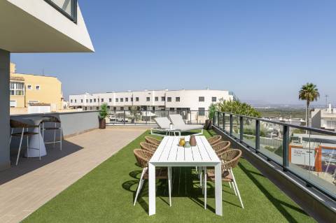 Apartamento T2 com parqueamento, junto da praia.