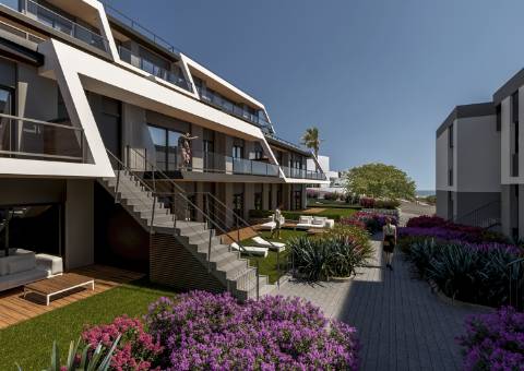 Apartamento T2 com parqueamento, junto da praia.