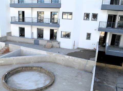Apartamento T1 Novo com piscina, garagem e arrecadação em zona calma de Olhão