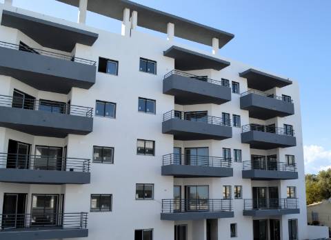 Apartamento T1 Novo com piscina, garagem e arrecadação em zona calma de Olhão
