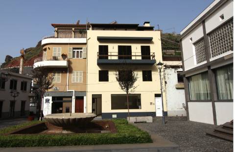 Fantástica Moradia T4 no Centro da Ribeira Brava