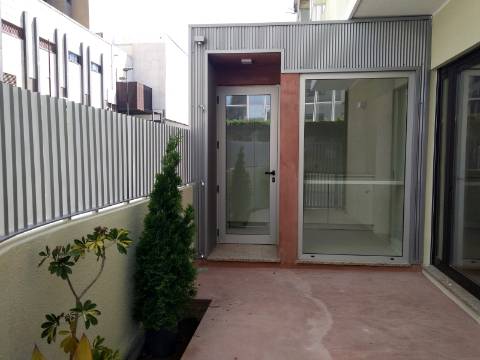 Apartamento T3 totalmente renovado, com pátio e box para 1 carro.