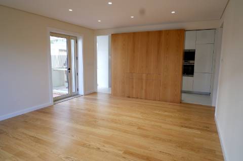 Apartamento T3 totalmente renovado, com pátio e box para 1 carro.