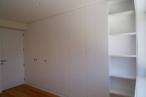 Apartamento T3 totalmente renovado, com pátio e box para 1 carro.