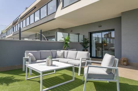 Apartamento T3 com grandioso terraço, junto da praia.
