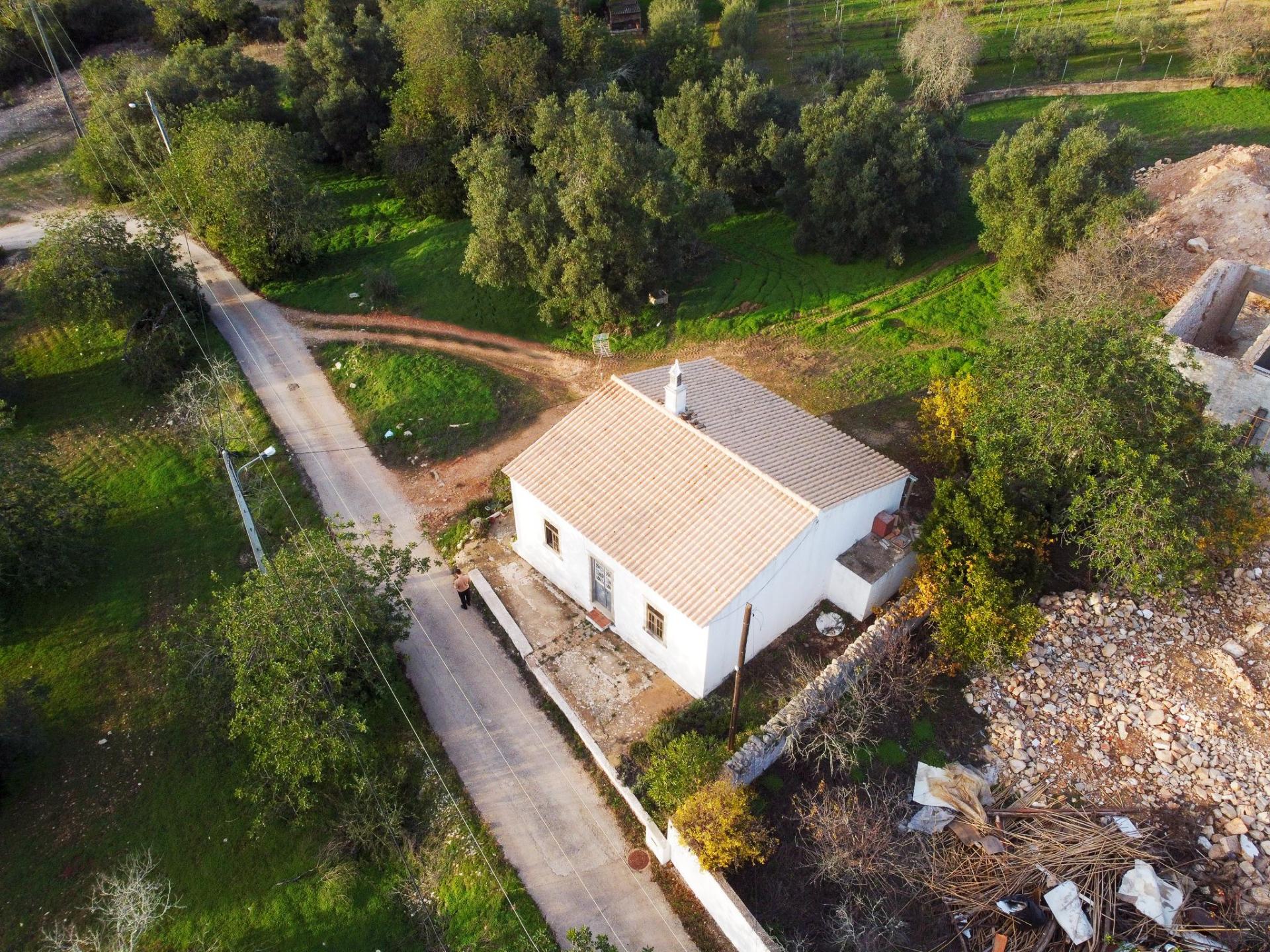 Moradia V2 em Santa Bárbara de Nexe