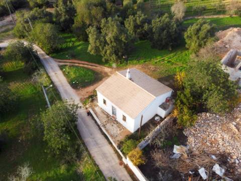 Moradia V2 em Santa Bárbara de Nexe