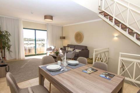 Apartamento T1 de dois pisos em resort de golfe