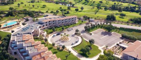 Apartamento T1 de dois pisos em resort de golfe