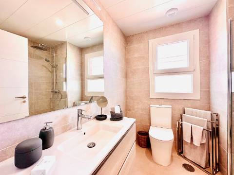 Apartamento 2 Quartos inserido no Golfe em condomínio fechado com piscina e jardim privado