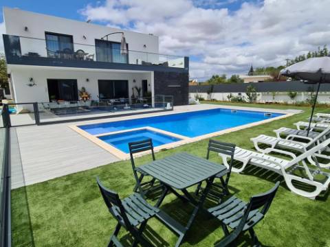 Moradia Isolada com piscina e jardim - Almancil, Algarve