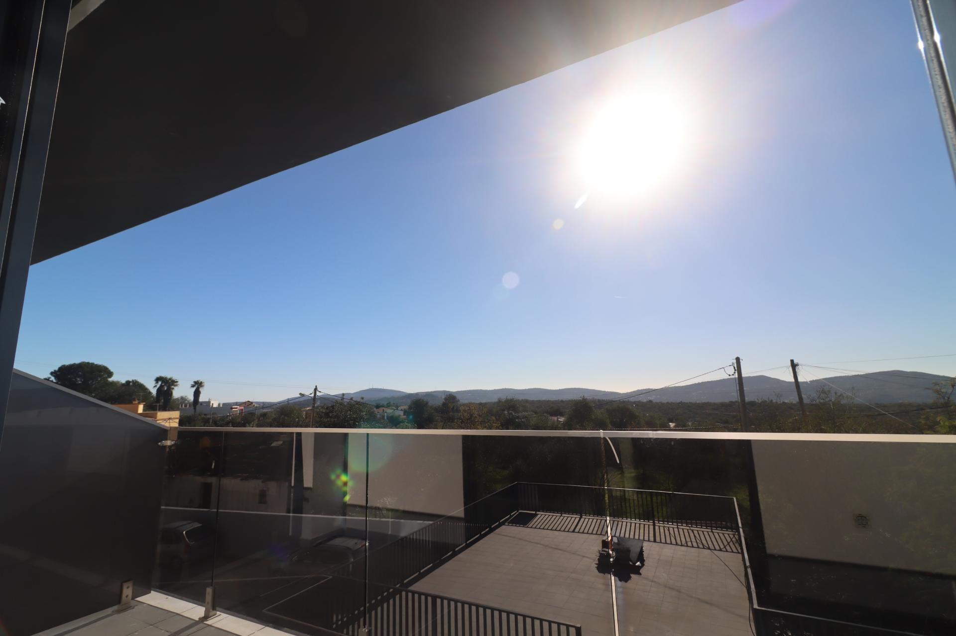 Apartamento T4 com exposição solar a sul e vistas de campo e mar, em S. Brás de Alportel