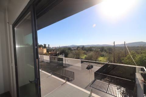 Apartamento T4 com exposição solar a sul e vistas de campo e mar, em S. Brás de Alportel