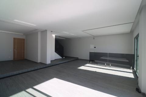 Apartamento T4 com exposição solar a sul e vistas de campo e mar, em S. Brás de Alportel