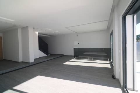 Apartamento T4 com exposição solar a sul e vistas de campo e mar, em S. Brás de Alportel