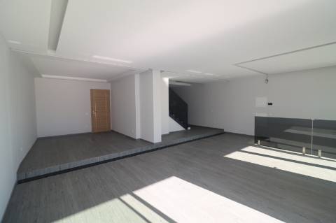 Apartamento T4 com exposição solar a sul e vistas de campo e mar, em S. Brás de Alportel