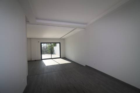 Apartamento T4 com exposição solar a sul e vistas de campo e mar, em S. Brás de Alportel