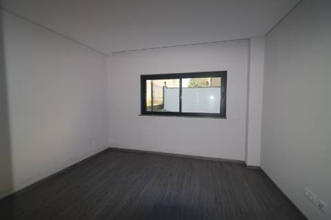 Apartamento T4 com exposição solar a sul e vistas de campo e mar, em S. Brás de Alportel