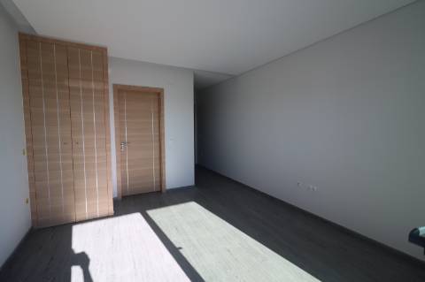 Apartamento T4 com exposição solar a sul e vistas de campo e mar, em S. Brás de Alportel