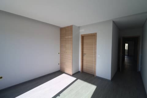 Apartamento T4 com exposição solar a sul e vistas de campo e mar, em S. Brás de Alportel