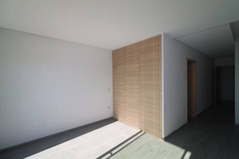 Apartamento T4 com exposição solar a sul e vistas de campo e mar, em S. Brás de Alportel