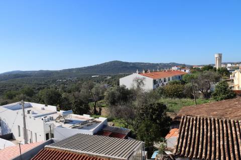 Apartamento T4 com exposição solar a sul e vistas de campo e mar, em S. Brás de Alportel