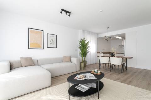Apartamento T3 novo, junto da praia.