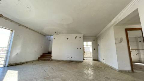Terreno com Moradias em Construção na Charneca da Caparica
