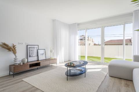 Apartamento T2 novo, junto da praia.