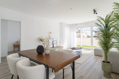 Apartamento T2 novo, junto da praia.