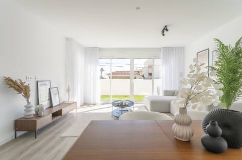 Apartamento T2 novo, junto da praia.
