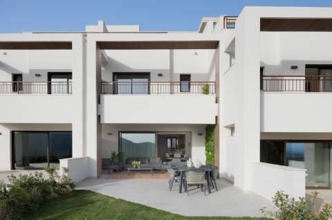 Moradia geminada T3 nova, com terraço e garagem.