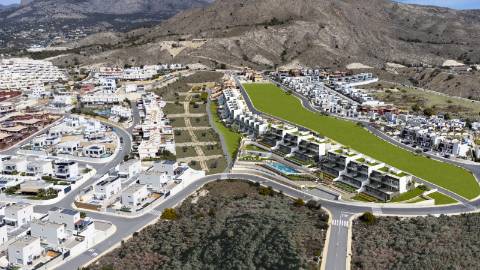 Moradia geminada T3 em construção, com parqueamento.