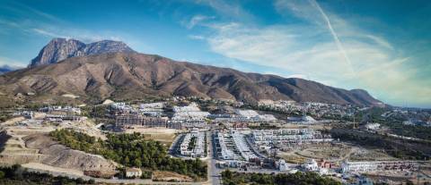 Moradia geminada T3 em construção, com parqueamento.