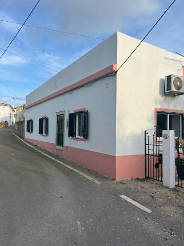 Moradia Terrea com 2 Quartos e 2 apartamentos, T2 e T1 com entradas independentes em zona Calma de Paderne