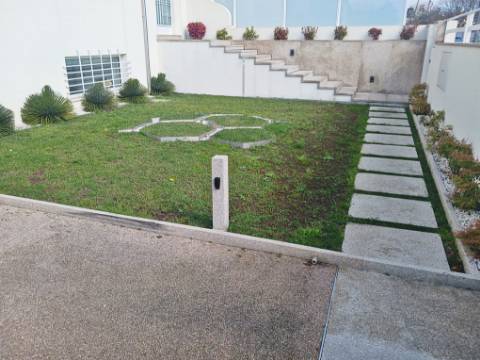 Moradia T4 remodelada, em zona premium do Porto.