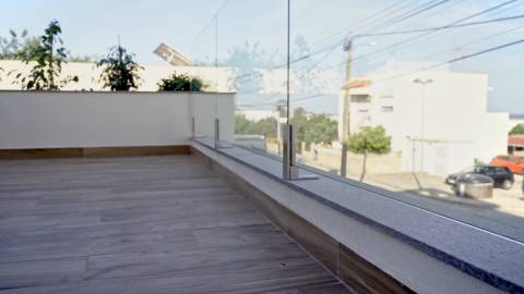 Moradia T3 c/ Excelentes acabamentos, piscina e vista Mar