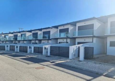 Moradia T3, em nova urbanização em Olhão, em zona tranquila perto de todos os serviços e acessos.