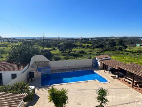 Excelente moradia isolada para rentabilizar em Albufeira, perto da praia