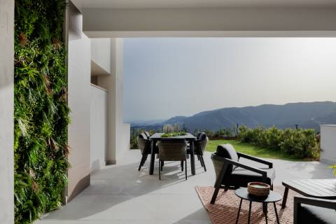 Moradia geminada T3 nova, com terraço e garagem.