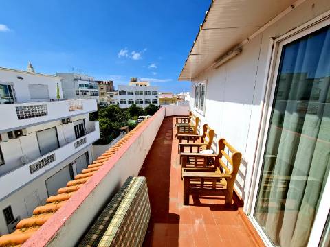 Moradia dividida em 3 Apartamentos perto da praia em Quarteira