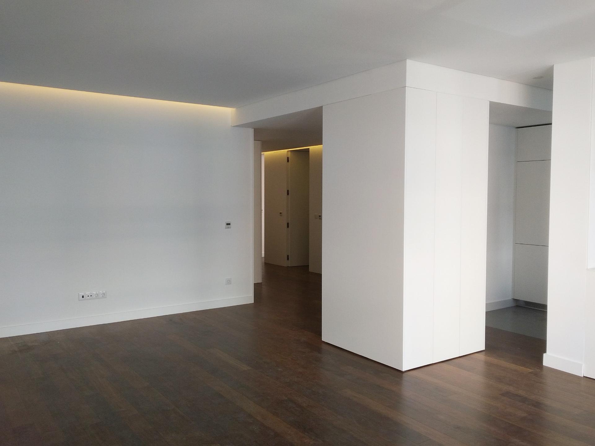 Apartamento T4 totalmente renovado, com box para 1 carro.