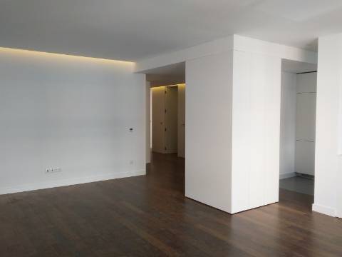 Apartamento T4 totalmente renovado, com box para 1 carro.