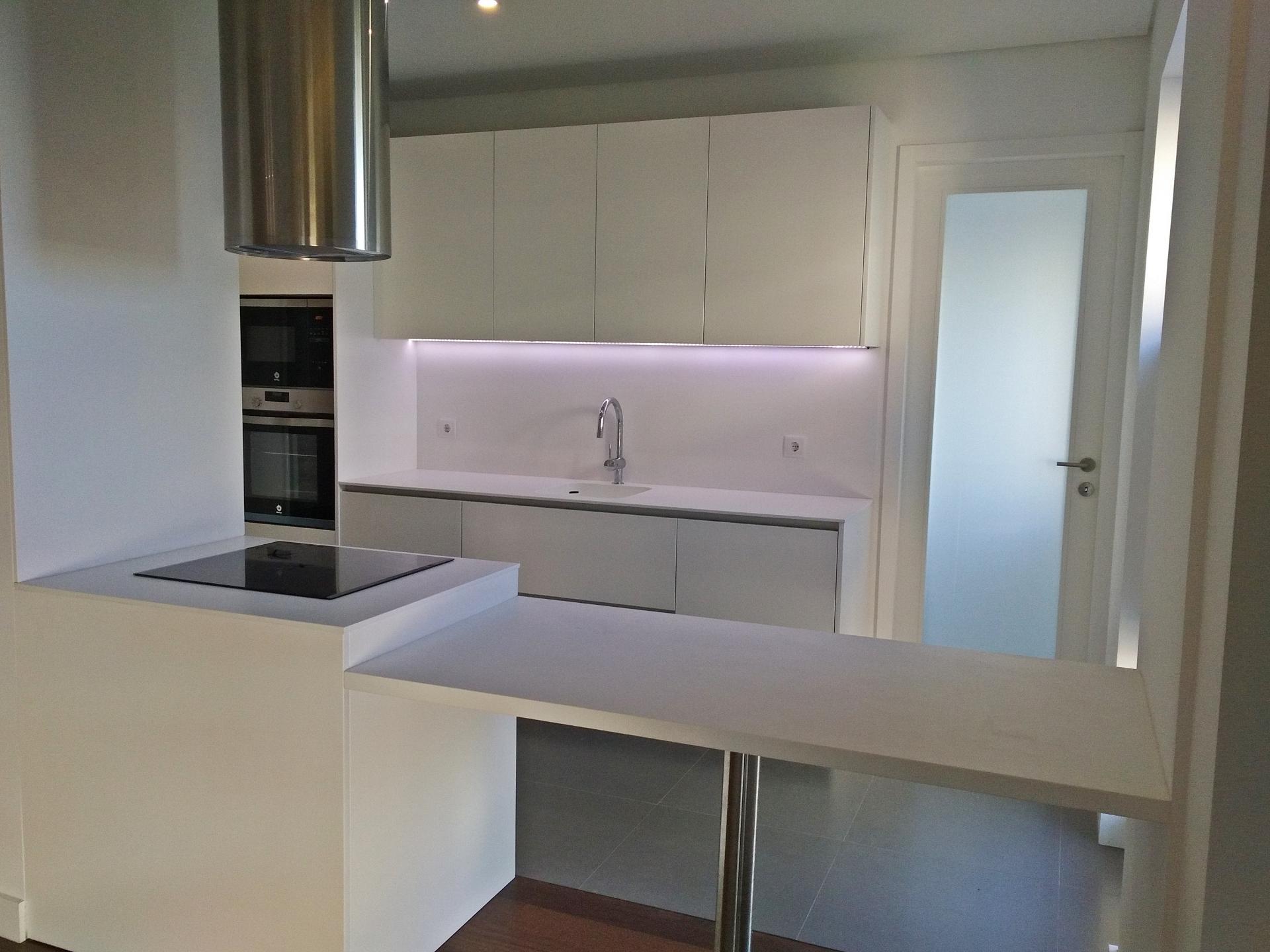 Apartamento T4 totalmente renovado, com box para 1 carro.