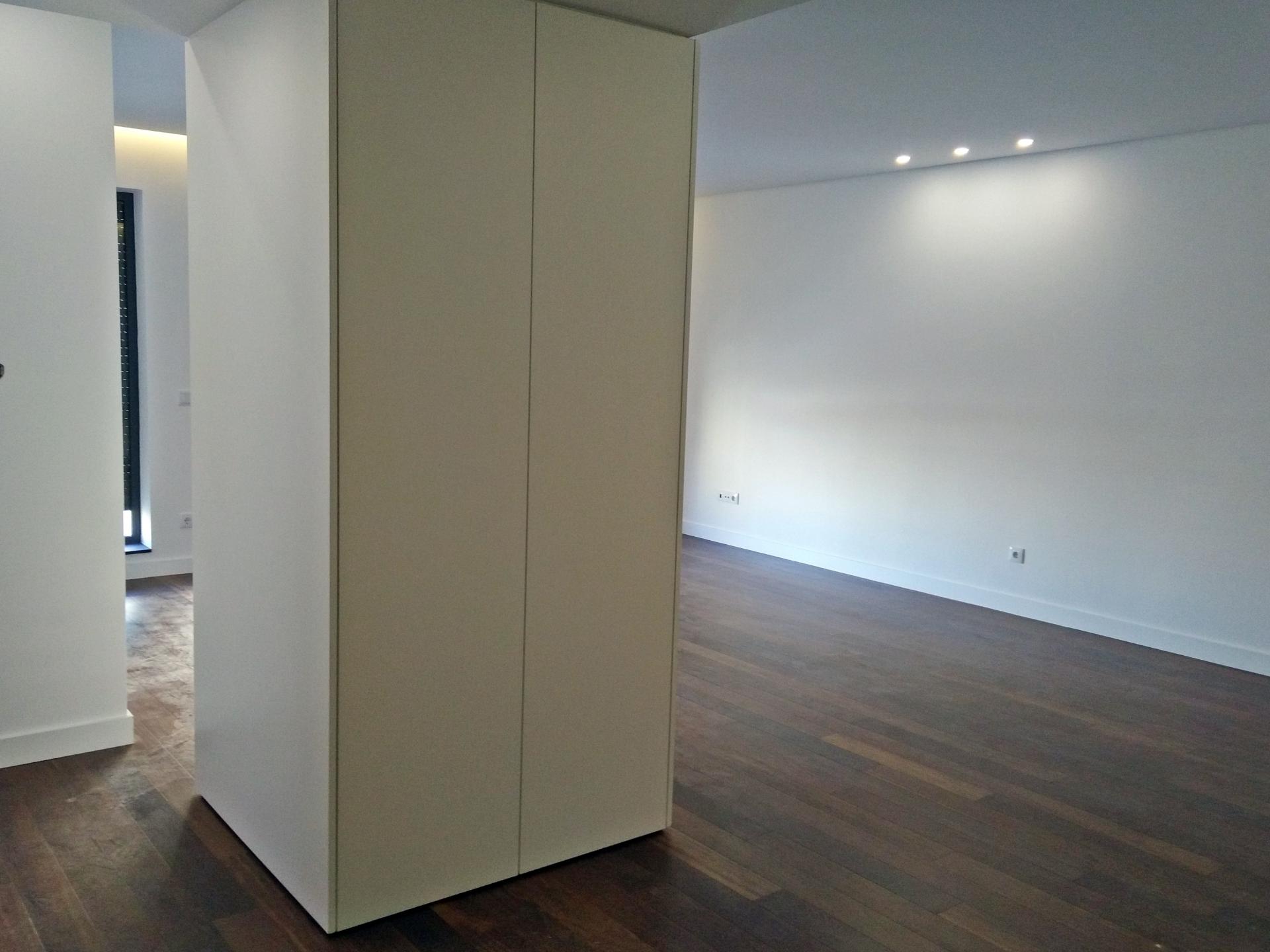 Apartamento T4 totalmente renovado, com box para 1 carro.