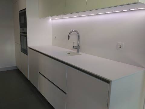 Apartamento T4 totalmente renovado, com box para 1 carro.