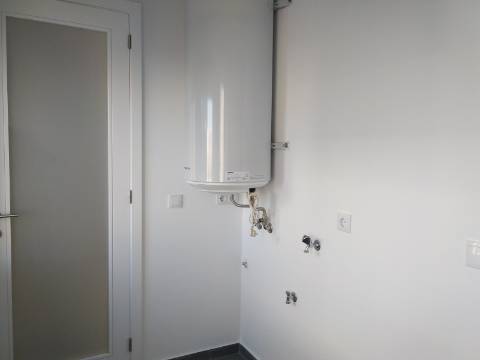 Apartamento T4 totalmente renovado, com box para 1 carro.