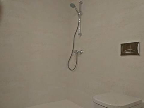 Apartamento T4 totalmente renovado, com box para 1 carro.