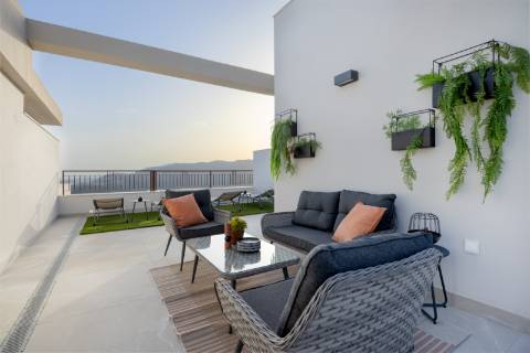 Moradia geminada T3 nova, com terraço e garagem.