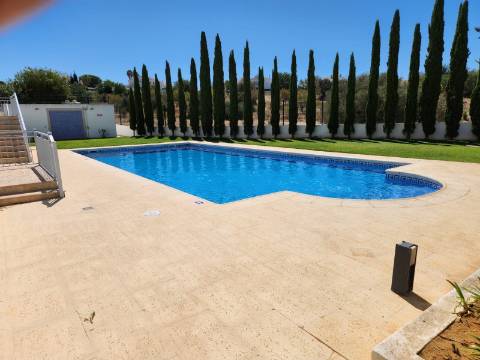 Moradia V2+1 em condomínio com Piscina em zona calma de Albufeira